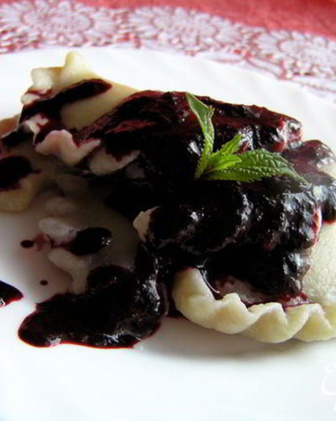 Рецепт вареников с черникой и соусом под шафе