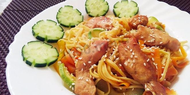 Рецепт яичной лапши с курицей и овощами