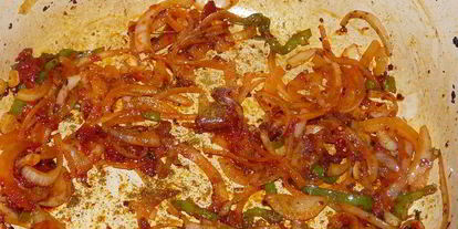 Шаг 1: бхаджей — индийского жаркого из овощей со специями