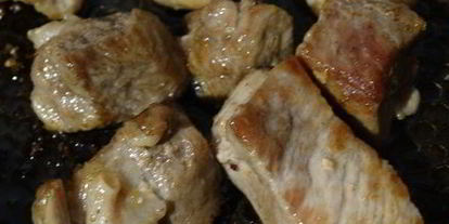 Шаг 7: хмельного жаркого в горшочке с вяленым черносливом