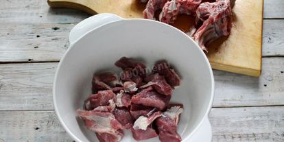 Шаг 1: жаркого из баранины с картошкой в кастрюле