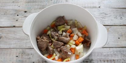 Шаг 3: жаркого из баранины с картошкой в кастрюле