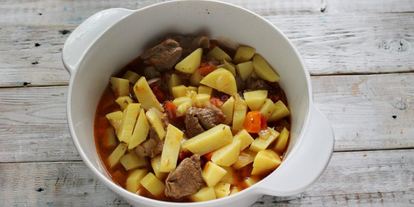 Шаг 5: жаркого из баранины с картошкой в кастрюле