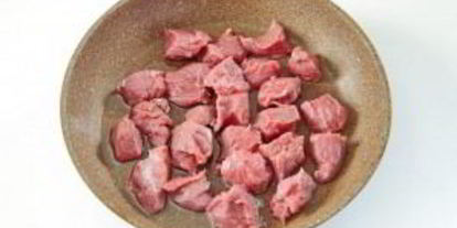 Шаг 1: жаркого из говядины с зеленым луком