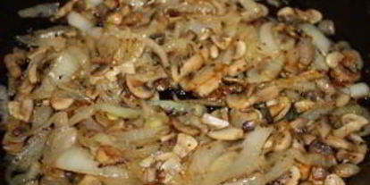 Шаг 2: жаркого из курицы с изюмом в горшочках