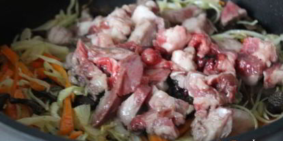 Шаг 3: жаркого из свинины с картофелем и сушеными грибами