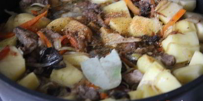 Шаг 5: жаркого из свинины с картофелем и сушеными грибами