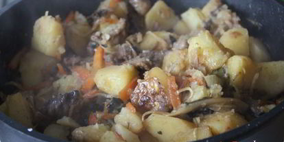 Шаг 6: жаркого из свинины с картофелем и сушеными грибами