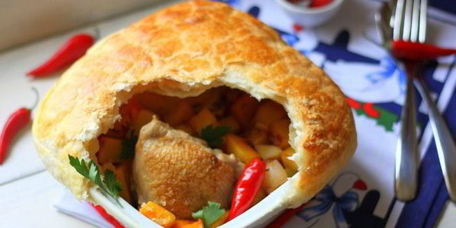 Рецепт Жаркого из тыквы и курицы под нежной слоеной шапочкой