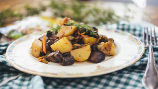 Рецепт Жаркого с картошкой, грибами и маринованными огурчиками