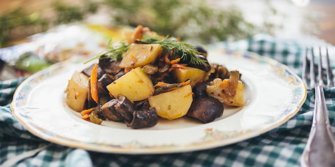 Рецепт Жаркого с картошкой, грибами и маринованными огурчиками