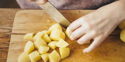 Шаг 1: жаркого с картошкой, грибами и маринованными огурчиками