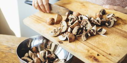 Шаг 2: жаркого с картошкой, грибами и маринованными огурчиками