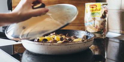 Шаг 4: жаркого с картошкой, грибами и маринованными огурчиками