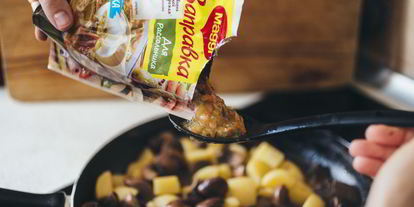 Шаг 5: жаркого с картошкой, грибами и маринованными огурчиками