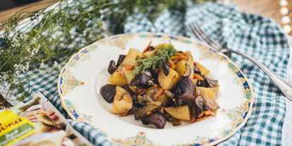 Шаг 6: жаркого с картошкой, грибами и маринованными огурчиками