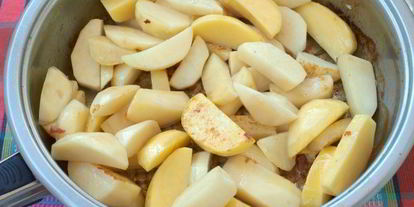 Шаг 1: жаркого с картошкой и свининой в горшочках