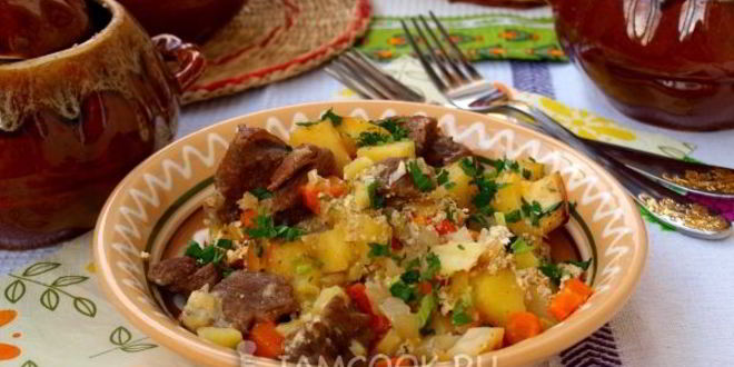Рецепт жаркого с мясом в горшочках