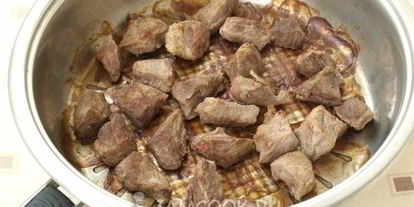 Шаг 2: жаркого с мясом в горшочках