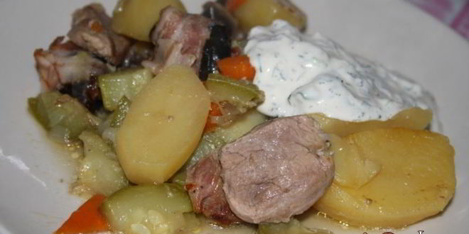 Рецепт Жаркого со свининой, овощами и черносливом в беконе