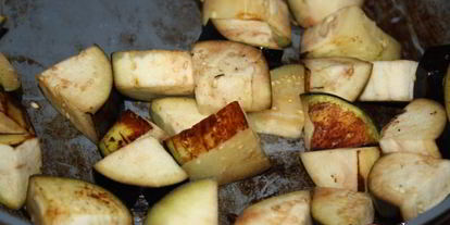 Шаг 2: жаркого со свининой, овощами и черносливом в беконе