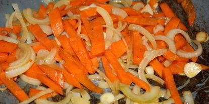 Шаг 3: жаркого со свининой, овощами и черносливом в беконе