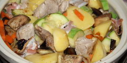 Шаг 5: жаркого со свининой, овощами и черносливом в беконе