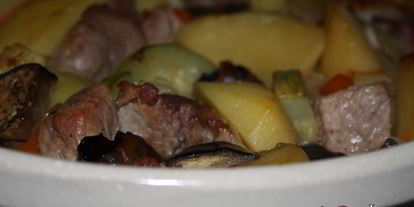 Шаг 6: жаркого со свининой, овощами и черносливом в беконе