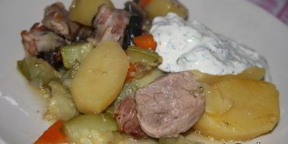 Шаг 7: жаркого со свининой, овощами и черносливом в беконе