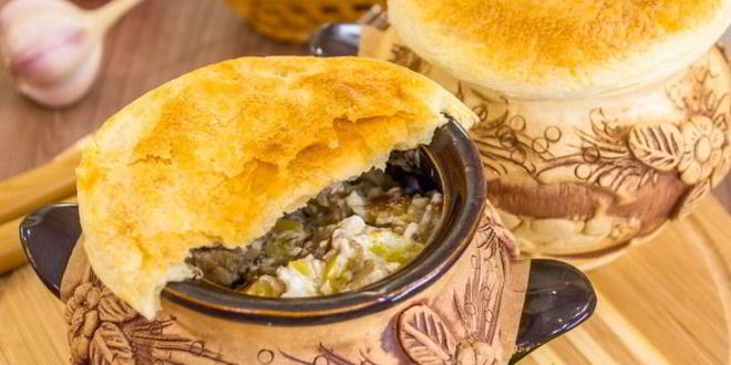 Рецепт жаркого в горшочках под крышечкой из теста