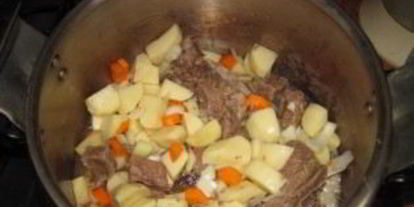 Шаг 2: жаркого в скороварке