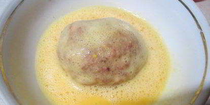 Шаг 12: куриных зраз с яйцом и луком и шотландское яйцо