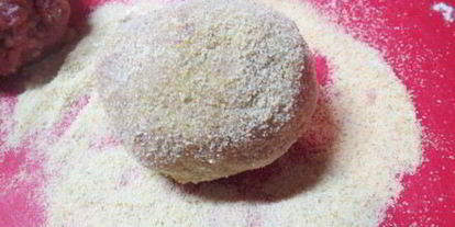 Шаг 13: куриных зраз с яйцом и луком и шотландское яйцо