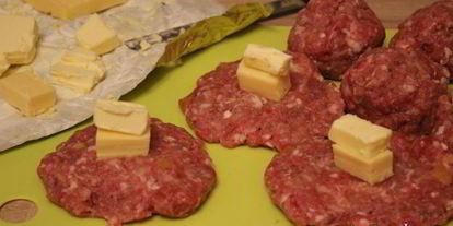 Шаг 2: мясных зраз с сырома и сливочныма маслома