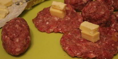 Шаг 3: мясных зраз с сырома и сливочныма маслома