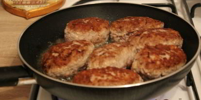 Шаг 4: мясных зраз с сырома и сливочныма маслома