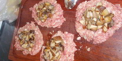 Шаг 8: зраз с лесными грибами под соусом