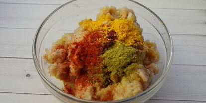 Шаг 1: зраз с зеленым луком и яйцом