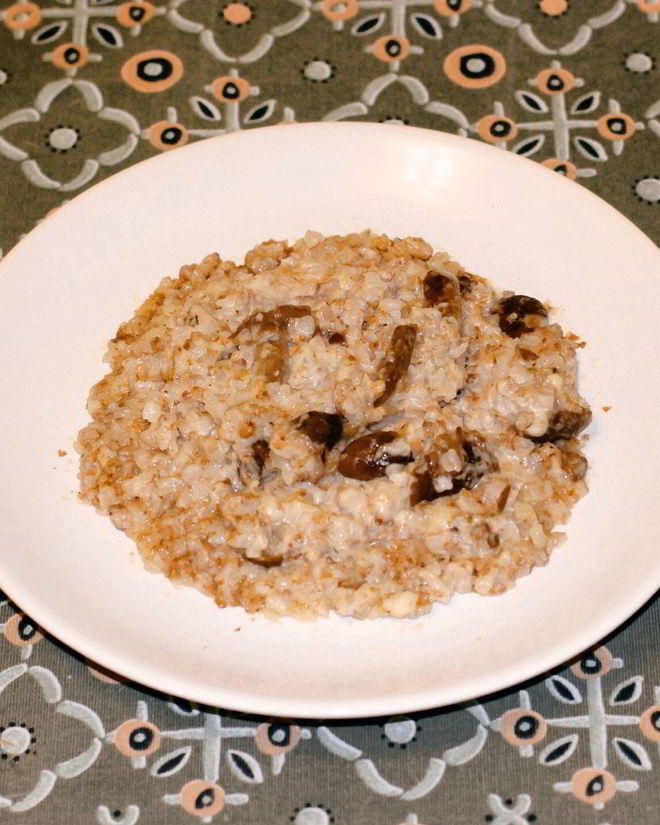 Рецепт гречки с грибами и белым соусом