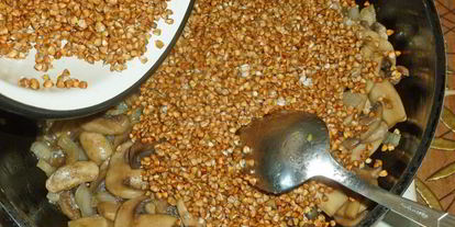 Шаг 7: гречки с грибами и лукома