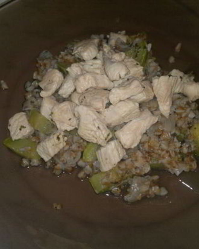 Рецепт гречки с кабачком, луком и грудкой индейки