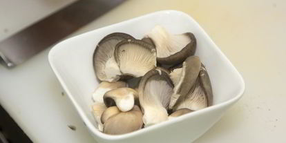 Шаг 2: гречки с луком и вешенками