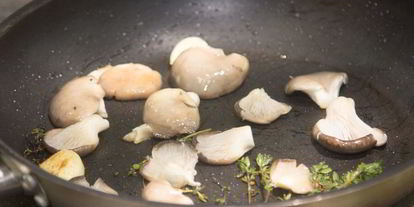 Шаг 4: гречки с луком и вешенками