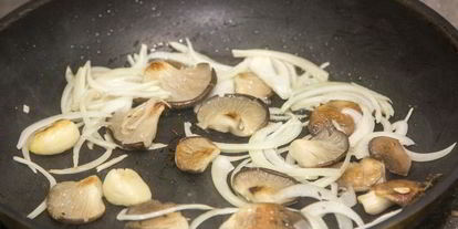 Шаг 5: гречки с луком и вешенками