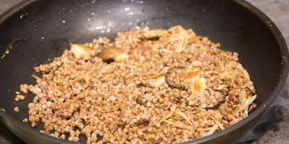 Шаг 6: гречки с луком и вешенками