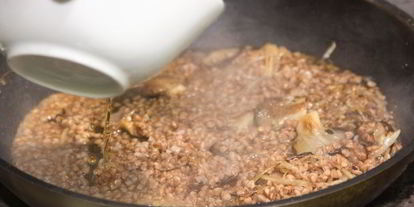 Шаг 7: гречки с луком и вешенками