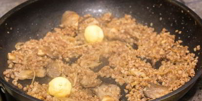 Шаг 8: гречки с луком и вешенками