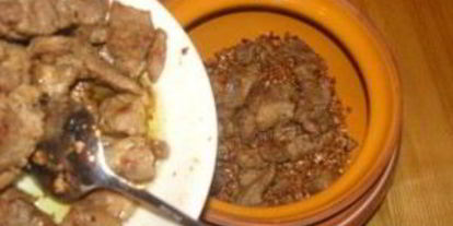 Шаг 5: гречки с мясом в горшочке