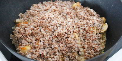 Шаг 7: гречки с шампиньонами