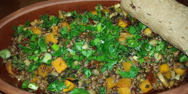 Рецепт Гречки, томленой с тыквой, грибами, сельдереем и вялеными томатами